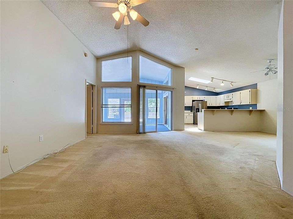 Activo con contrato: $329,000 (4 camas, 3 baños, 2124 Pies cuadrados)