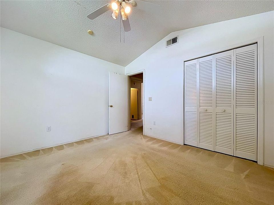 Activo con contrato: $329,000 (4 camas, 3 baños, 2124 Pies cuadrados)
