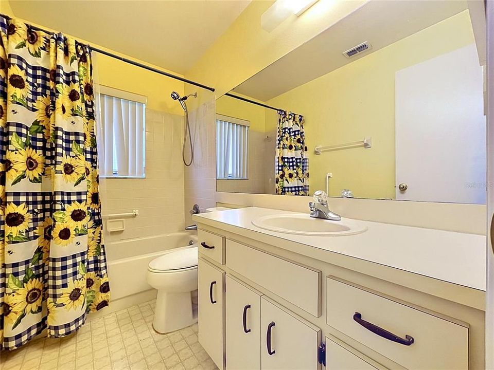 Activo con contrato: $329,000 (4 camas, 3 baños, 2124 Pies cuadrados)