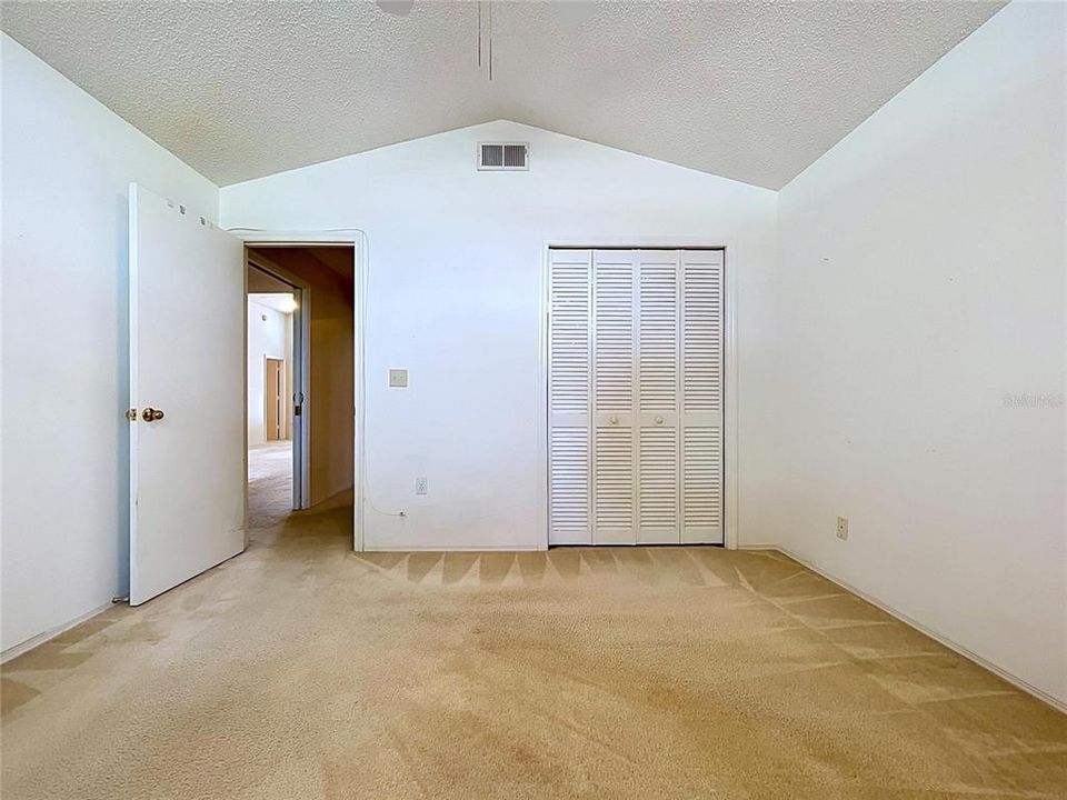 Activo con contrato: $329,000 (4 camas, 3 baños, 2124 Pies cuadrados)