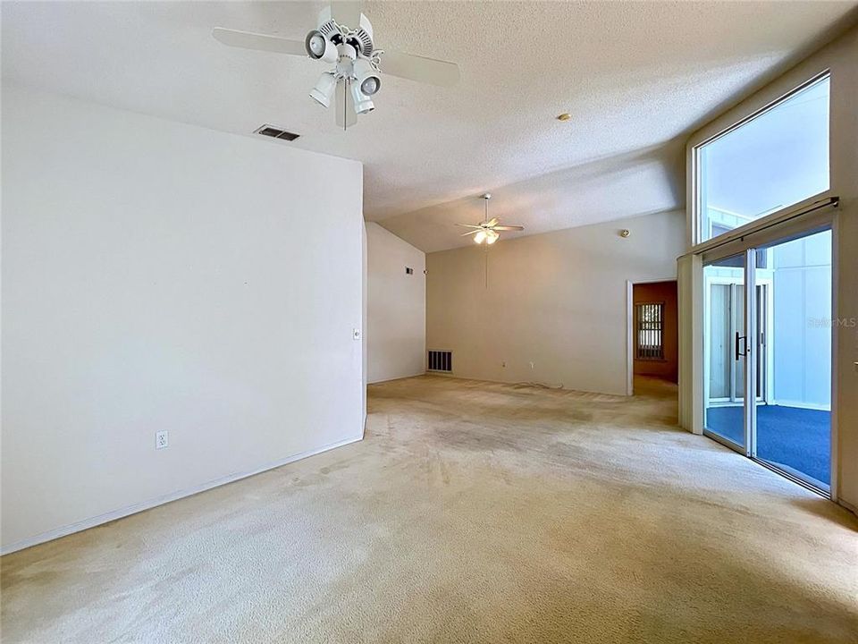 Activo con contrato: $329,000 (4 camas, 3 baños, 2124 Pies cuadrados)