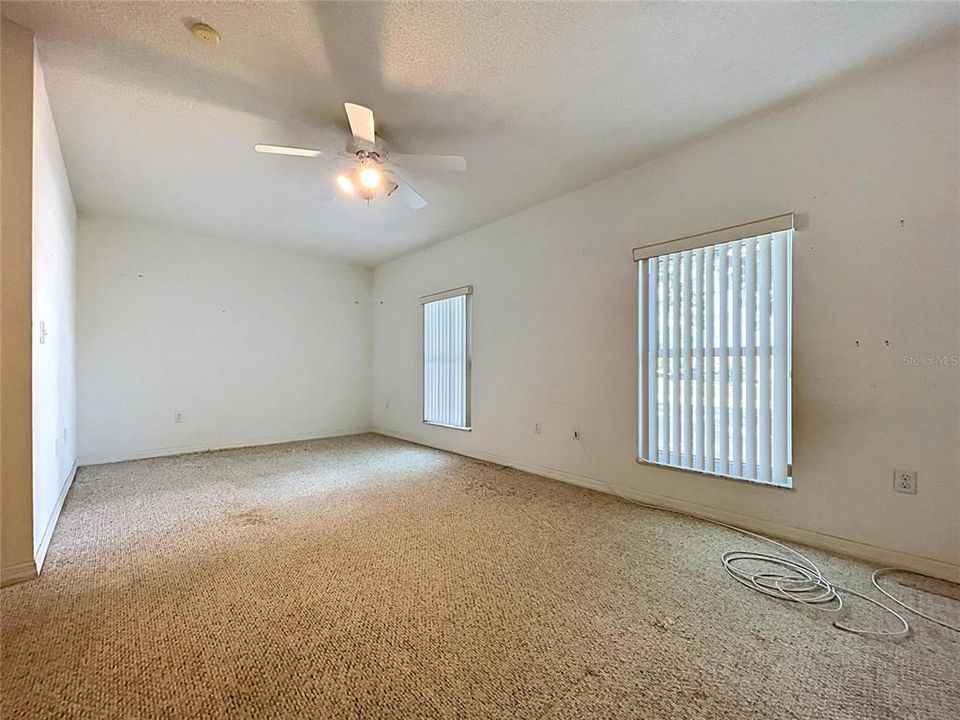 Activo con contrato: $329,000 (4 camas, 3 baños, 2124 Pies cuadrados)