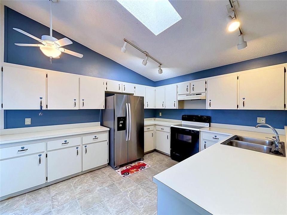 Activo con contrato: $329,000 (4 camas, 3 baños, 2124 Pies cuadrados)