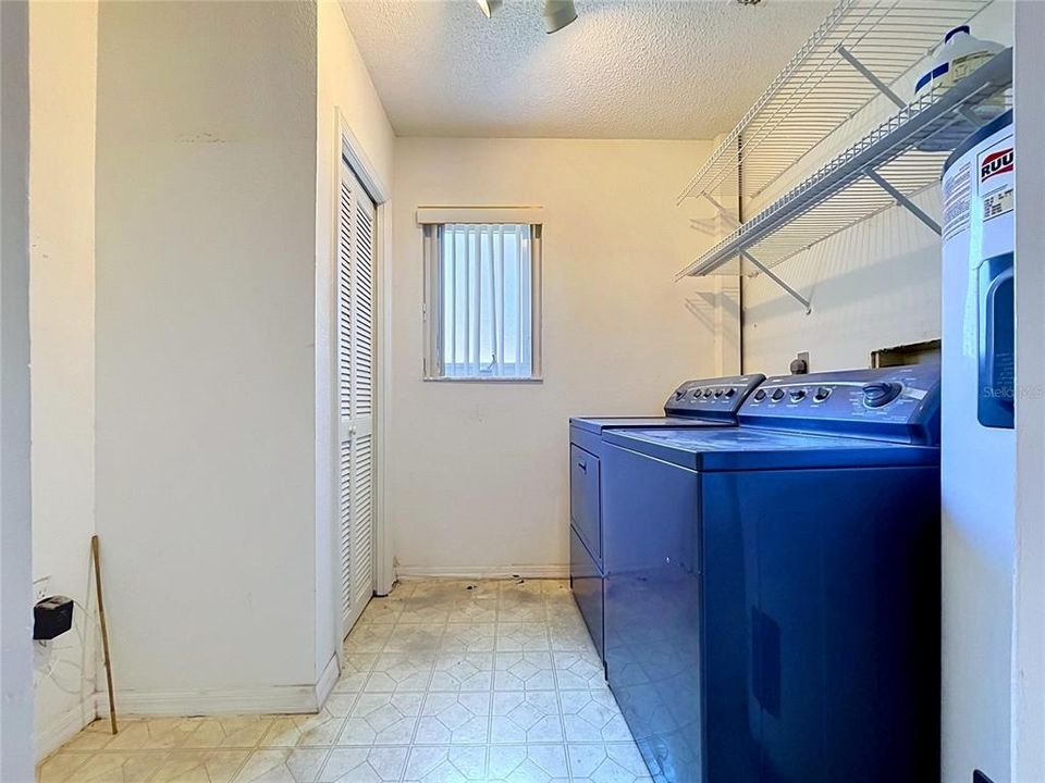 Activo con contrato: $329,000 (4 camas, 3 baños, 2124 Pies cuadrados)