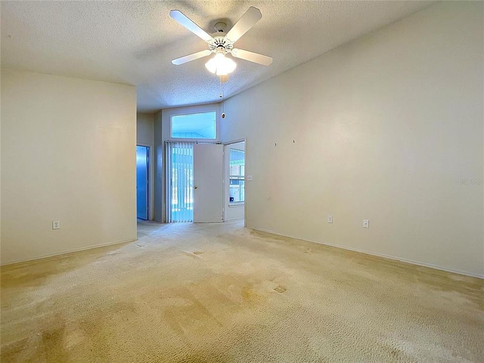 Activo con contrato: $329,000 (4 camas, 3 baños, 2124 Pies cuadrados)