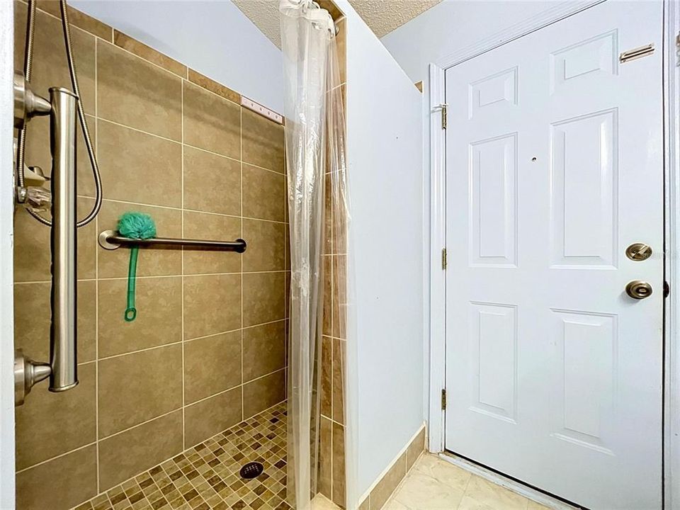 Activo con contrato: $329,000 (4 camas, 3 baños, 2124 Pies cuadrados)