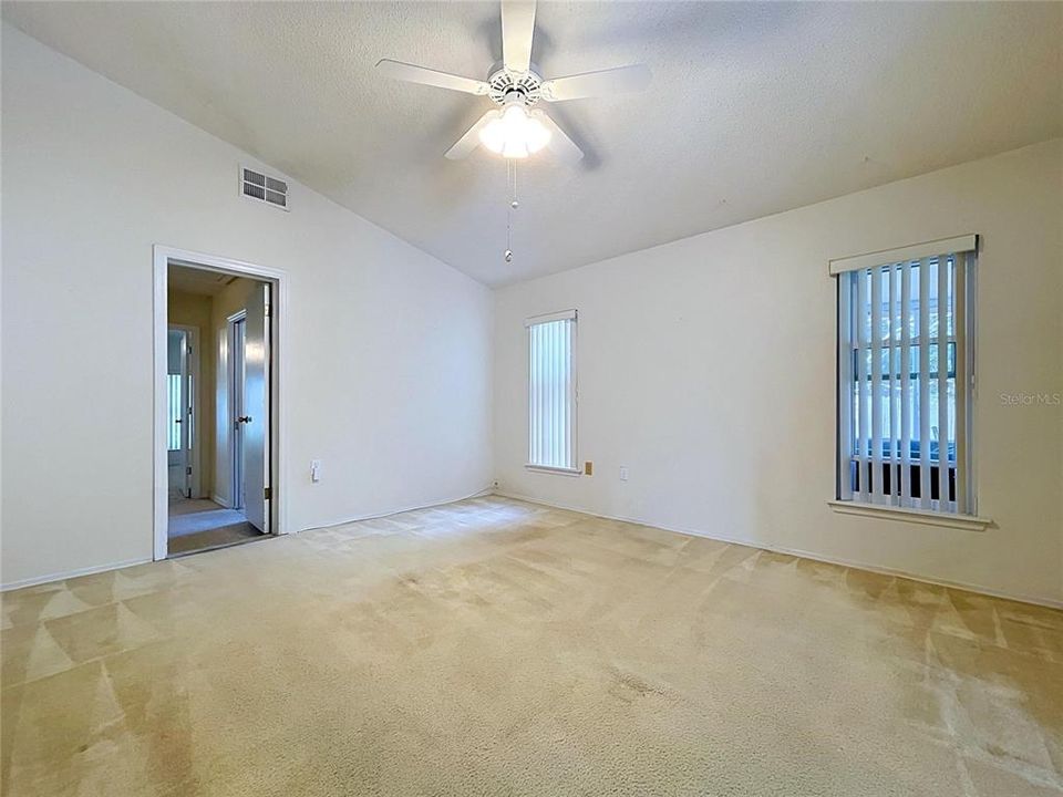 Activo con contrato: $329,000 (4 camas, 3 baños, 2124 Pies cuadrados)