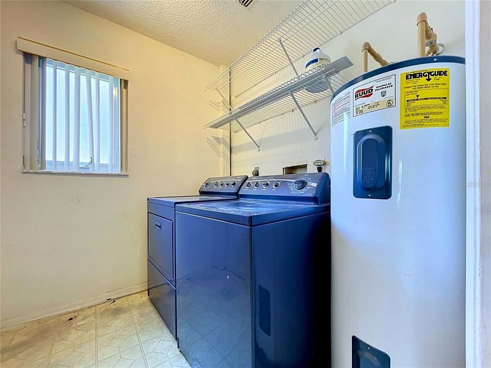 Activo con contrato: $329,000 (4 camas, 3 baños, 2124 Pies cuadrados)
