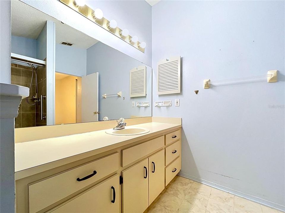 Activo con contrato: $329,000 (4 camas, 3 baños, 2124 Pies cuadrados)