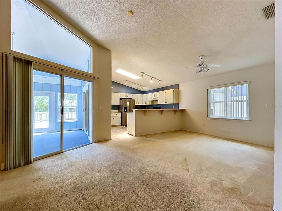 Activo con contrato: $329,000 (4 camas, 3 baños, 2124 Pies cuadrados)