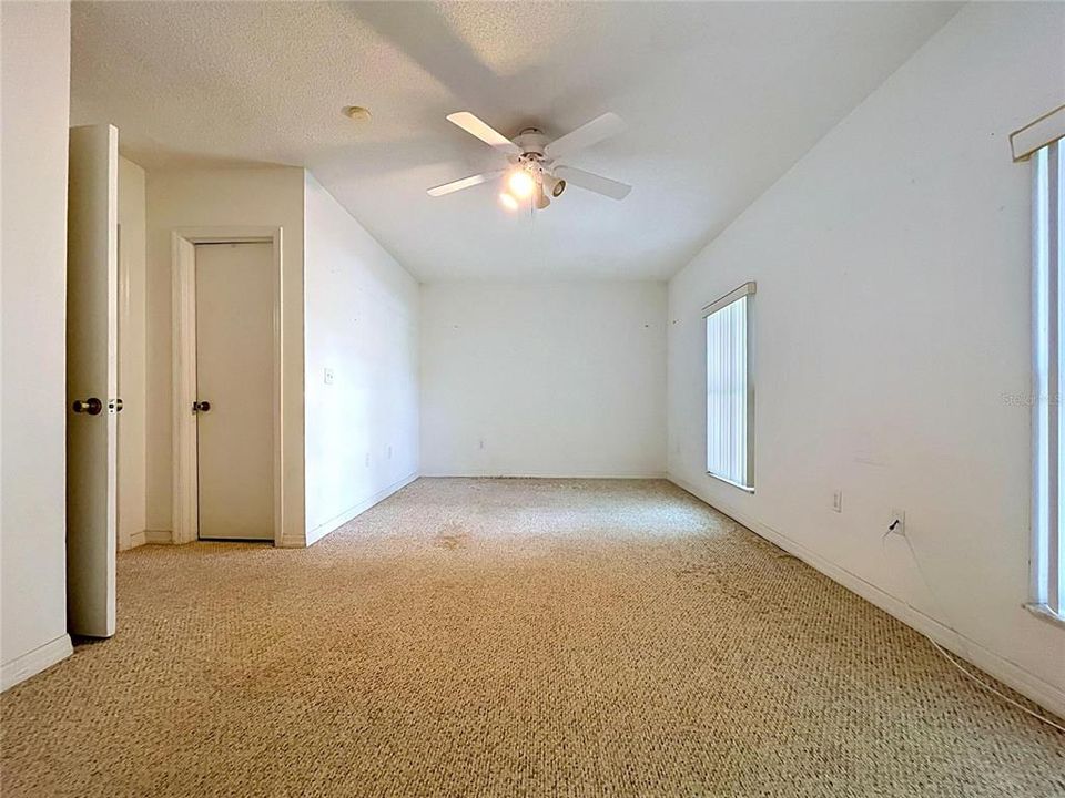 Activo con contrato: $329,000 (4 camas, 3 baños, 2124 Pies cuadrados)