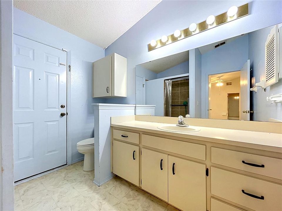 Activo con contrato: $329,000 (4 camas, 3 baños, 2124 Pies cuadrados)