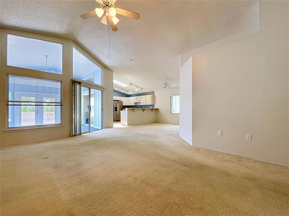 Activo con contrato: $329,000 (4 camas, 3 baños, 2124 Pies cuadrados)