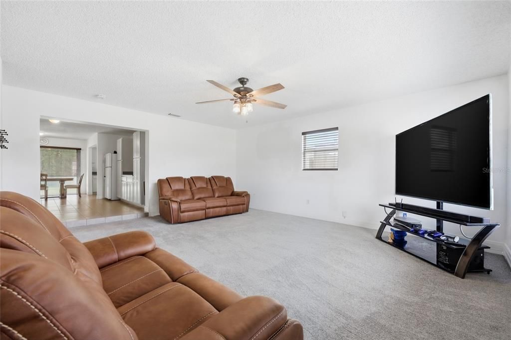 Activo con contrato: $330,000 (4 camas, 2 baños, 1547 Pies cuadrados)