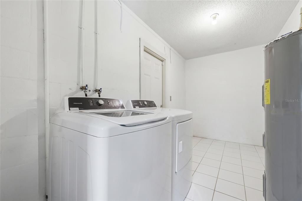 Activo con contrato: $330,000 (4 camas, 2 baños, 1547 Pies cuadrados)