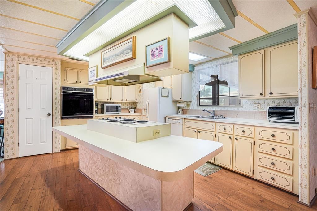 Active With Contract: $134,500 (2 beds, 2 baths, 1482 Square Feet)