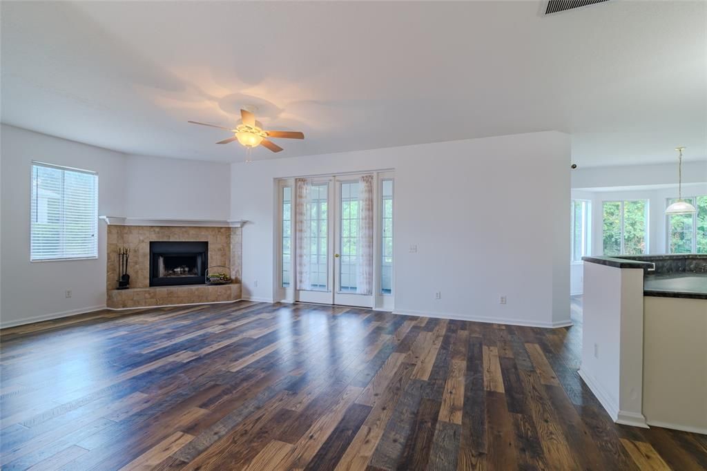 For Sale: $242,900 (2 beds, 2 baths, 1650 Square Feet)