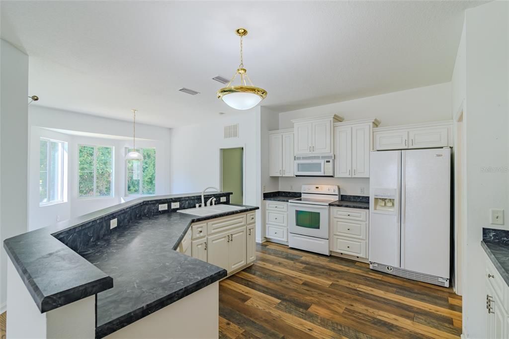 For Sale: $242,900 (2 beds, 2 baths, 1650 Square Feet)