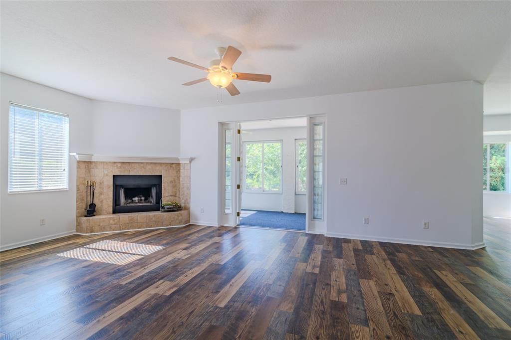 For Sale: $242,900 (2 beds, 2 baths, 1650 Square Feet)