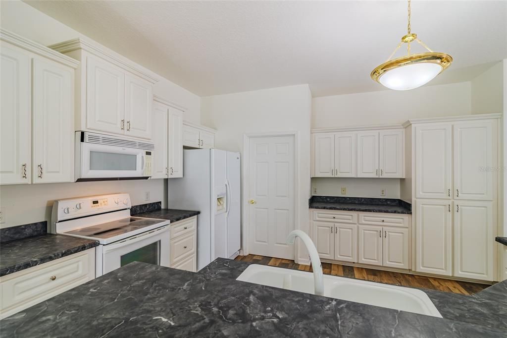 For Sale: $242,900 (2 beds, 2 baths, 1650 Square Feet)