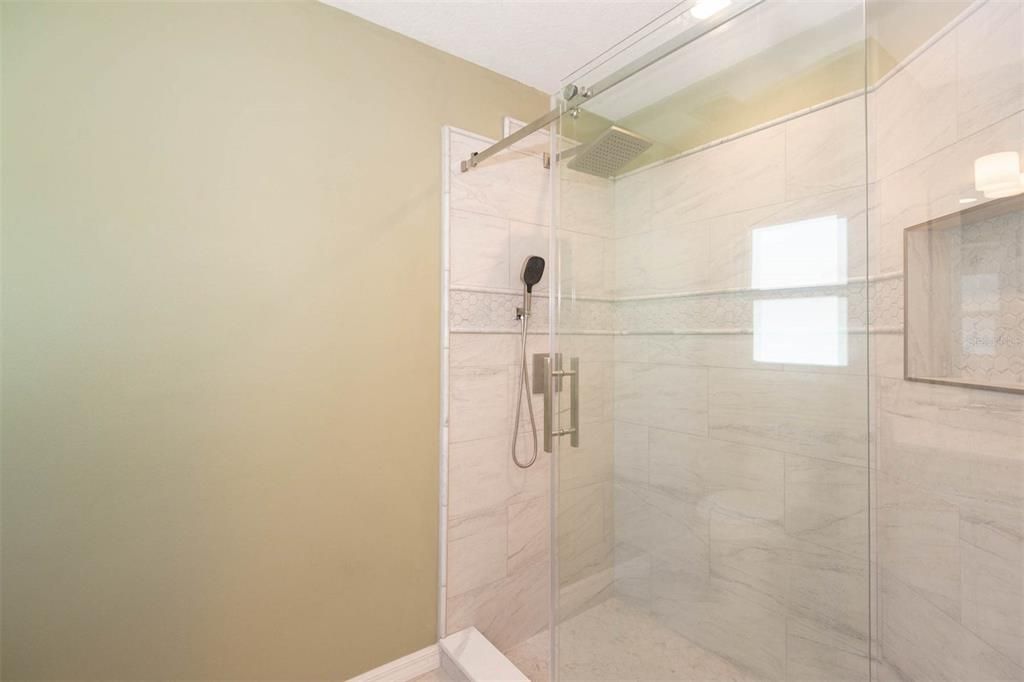 Activo con contrato: $395,500 (3 camas, 2 baños, 1843 Pies cuadrados)