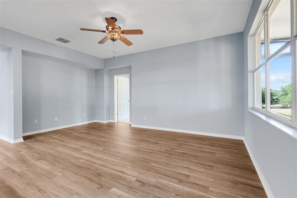 For Sale: $364,990 (4 beds, 2 baths, 1960 Square Feet)