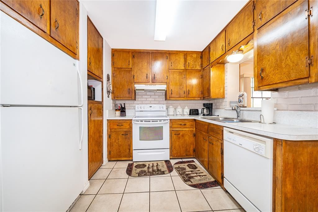 Active With Contract: $250,000 (3 beds, 2 baths, 1354 Square Feet)