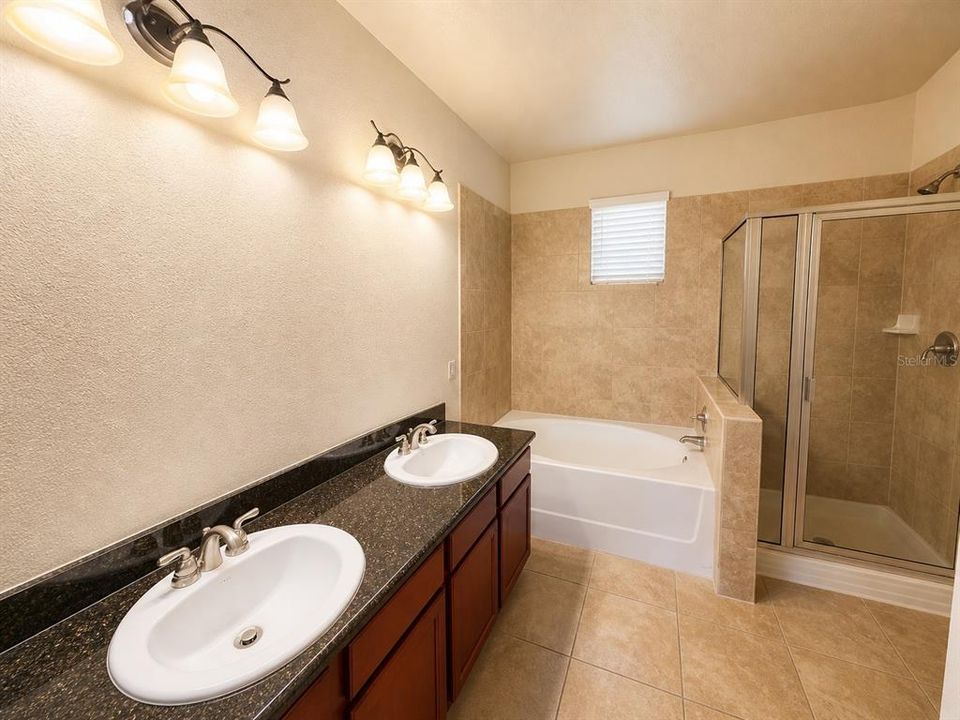 На продажу: $142,900 (3 спален, 3 ванн, 1217 Квадратных фут)