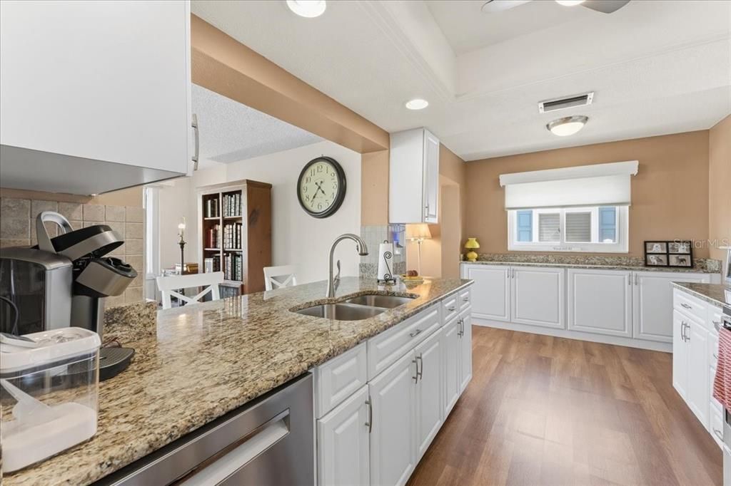 For Sale: $319,900 (2 beds, 2 baths, 1258 Square Feet)