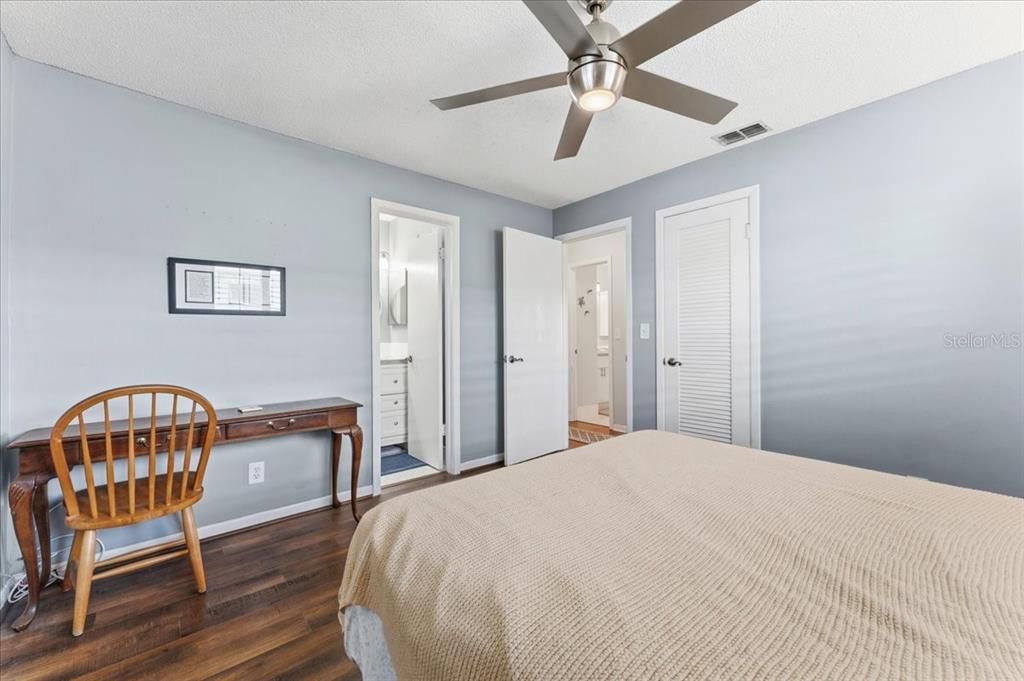 For Sale: $319,900 (2 beds, 2 baths, 1258 Square Feet)
