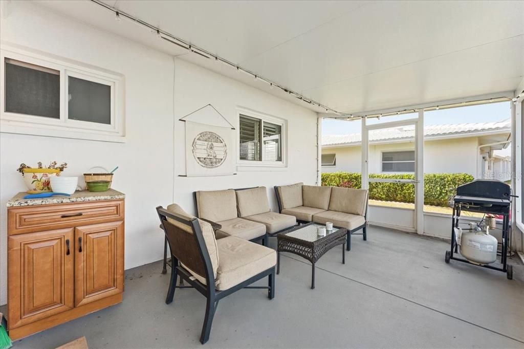 For Sale: $319,900 (2 beds, 2 baths, 1258 Square Feet)