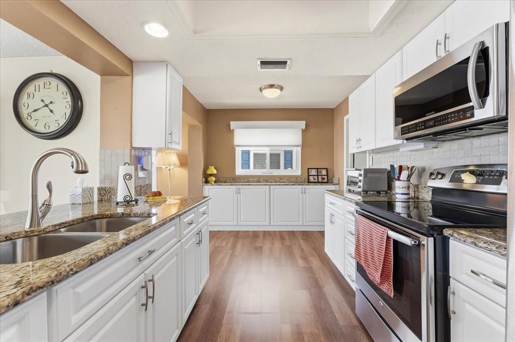 For Sale: $319,900 (2 beds, 2 baths, 1258 Square Feet)