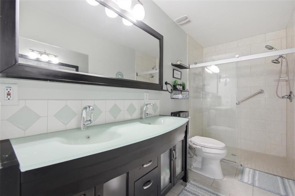 Activo con contrato: $675,000 (6 camas, 3 baños, 2908 Pies cuadrados)