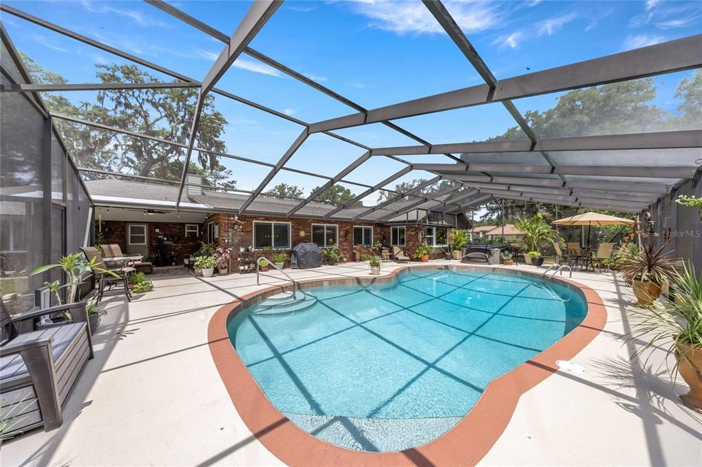 Activo con contrato: $839,500 (4 camas, 2 baños, 3008 Pies cuadrados)