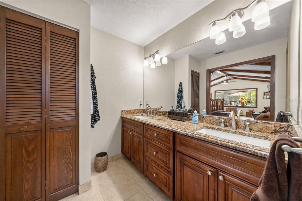 Activo con contrato: $839,500 (4 camas, 2 baños, 3008 Pies cuadrados)
