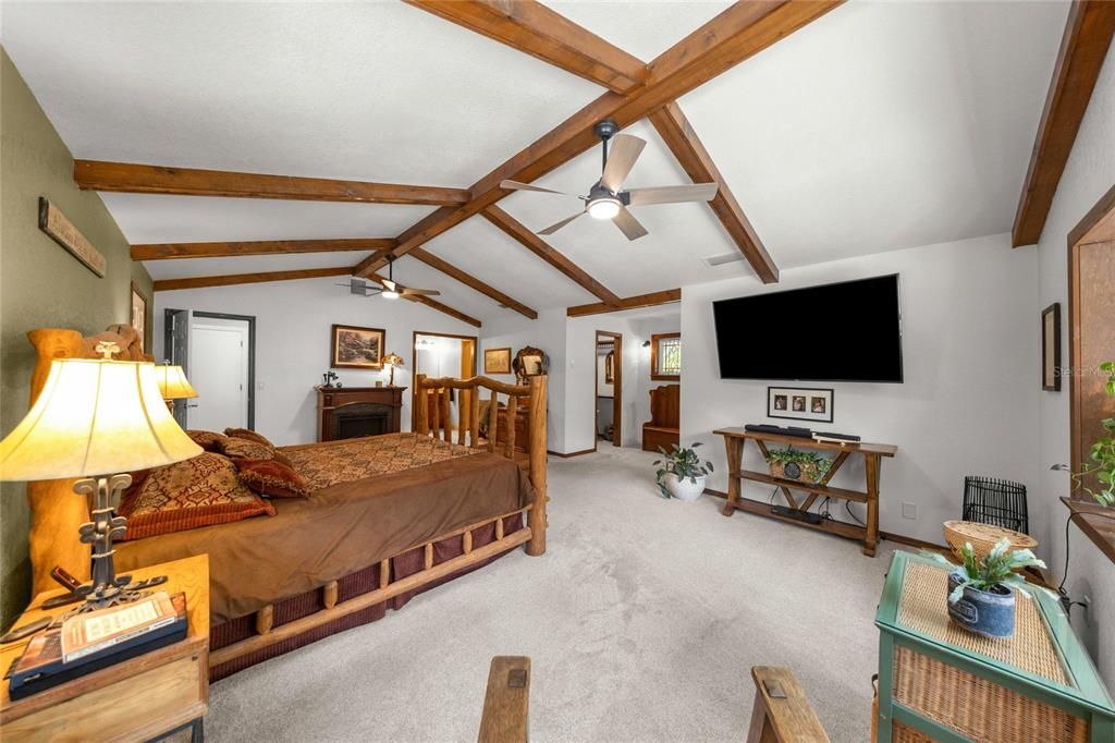 Activo con contrato: $839,500 (4 camas, 2 baños, 3008 Pies cuadrados)