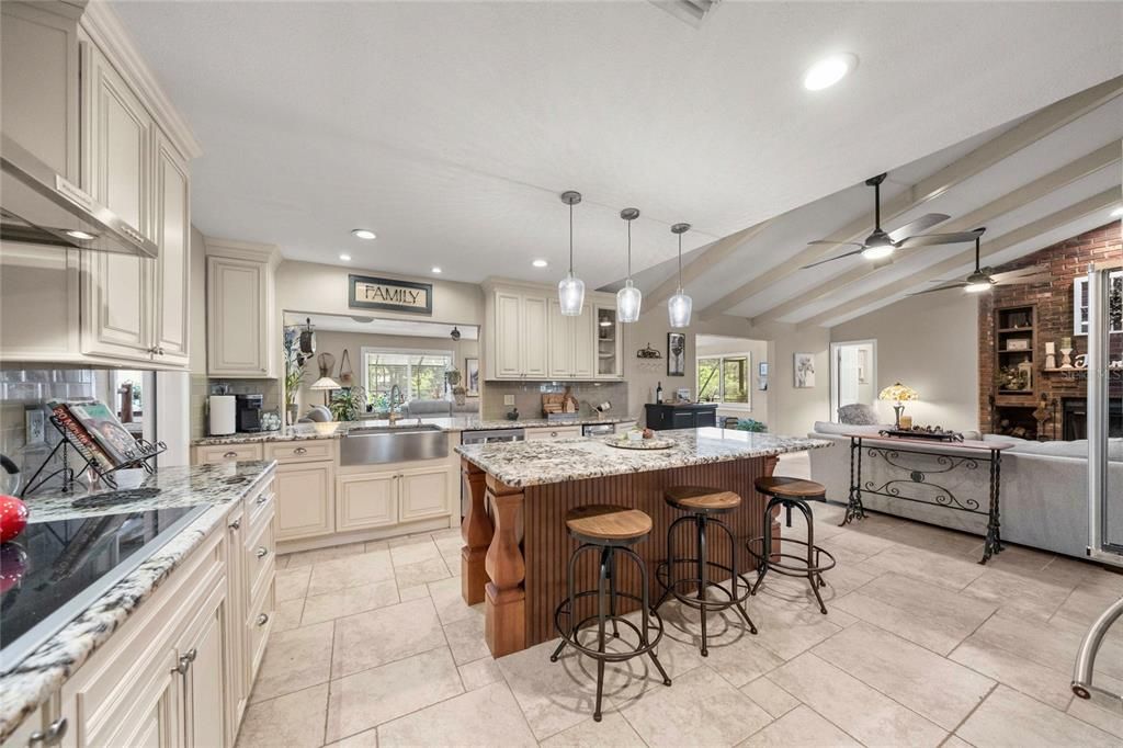 Activo con contrato: $839,500 (4 camas, 2 baños, 3008 Pies cuadrados)