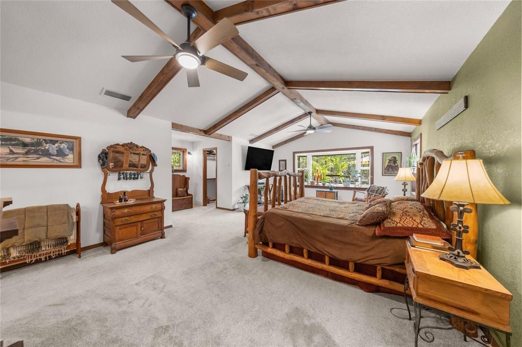 Activo con contrato: $839,500 (4 camas, 2 baños, 3008 Pies cuadrados)