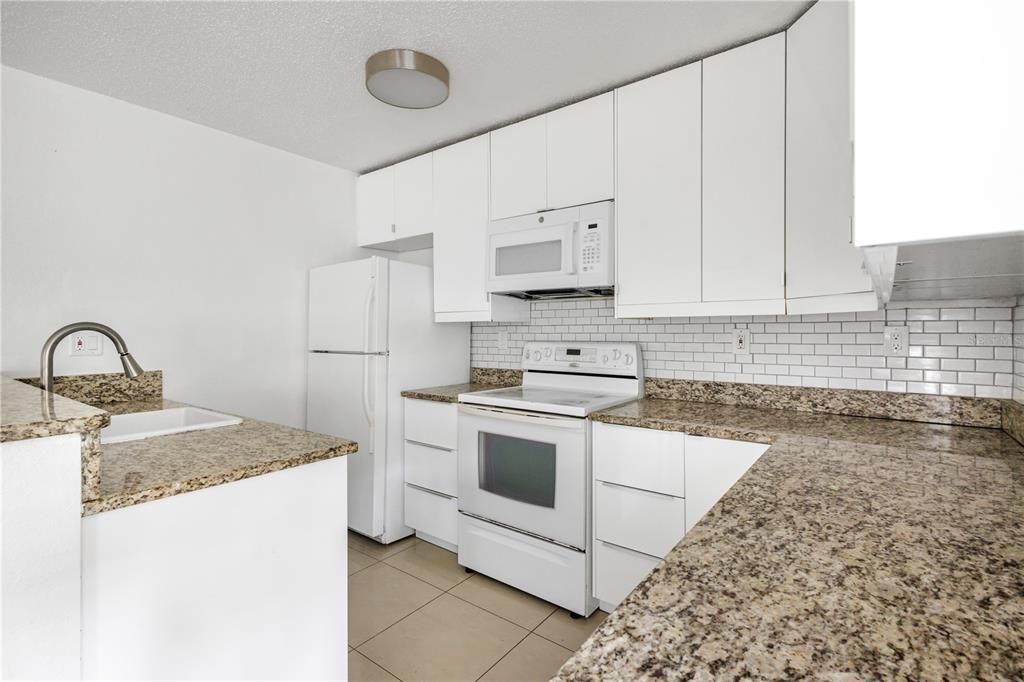 For Sale: $154,900 (2 beds, 1 baths, 758 Square Feet)