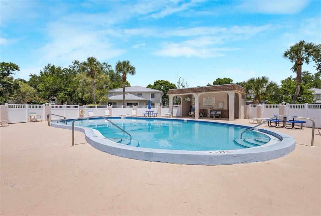 For Sale: $154,900 (2 beds, 1 baths, 758 Square Feet)