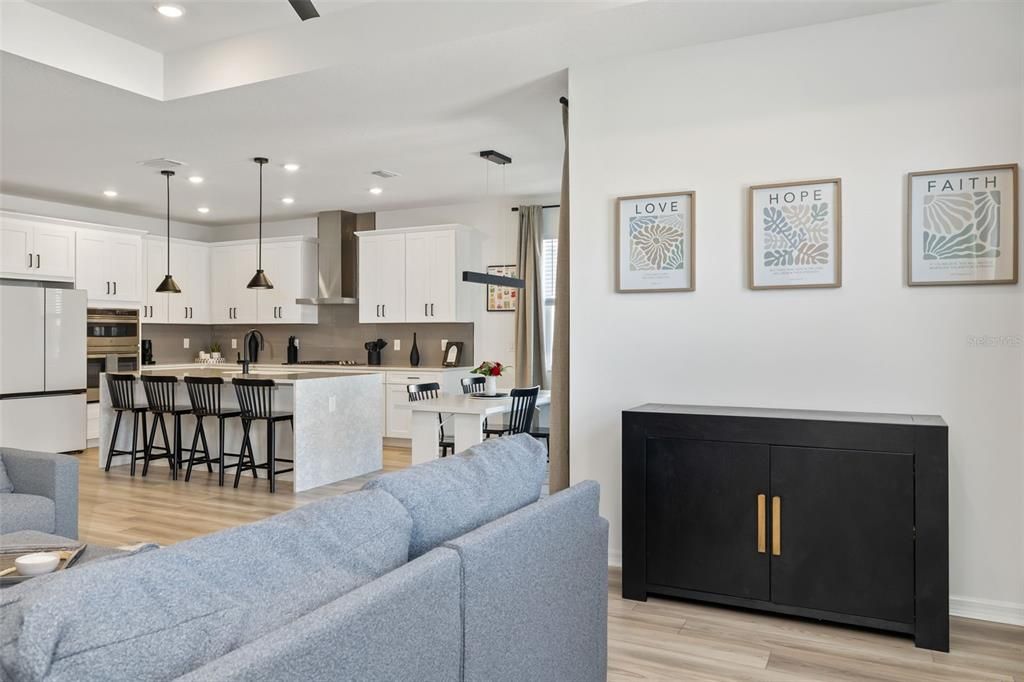 En Venta: $634,900 (4 camas, 3 baños, 2195 Pies cuadrados)