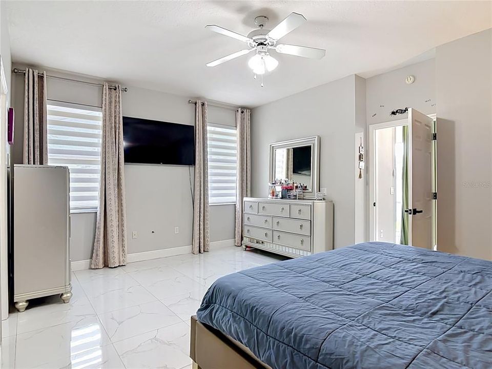 Active With Contract: $414,990 (3 beds, 2 baths, 2202 Square Feet)