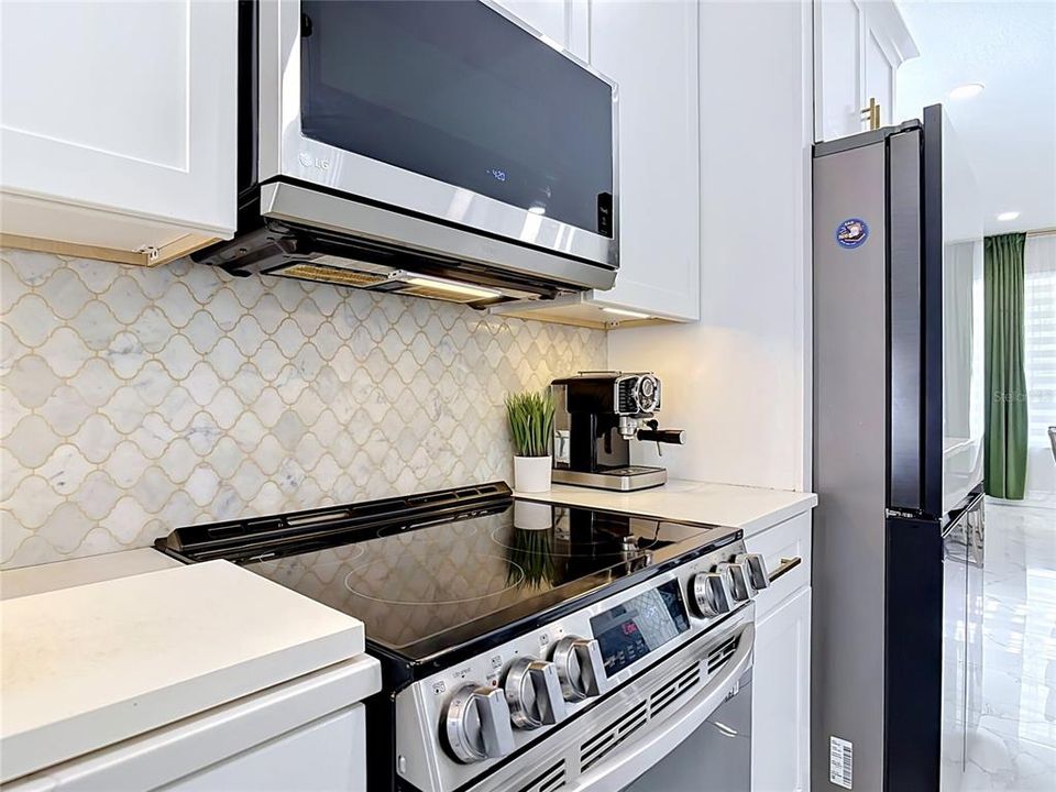Active With Contract: $414,990 (3 beds, 2 baths, 2202 Square Feet)