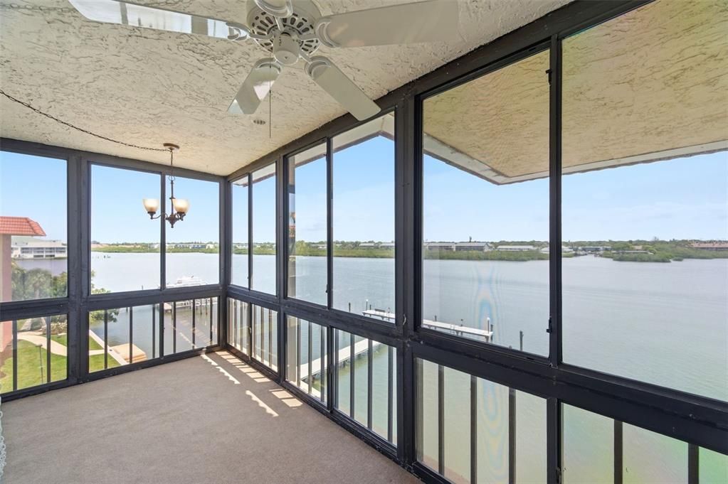 For Sale: $499,000 (2 beds, 2 baths, 985 Square Feet)