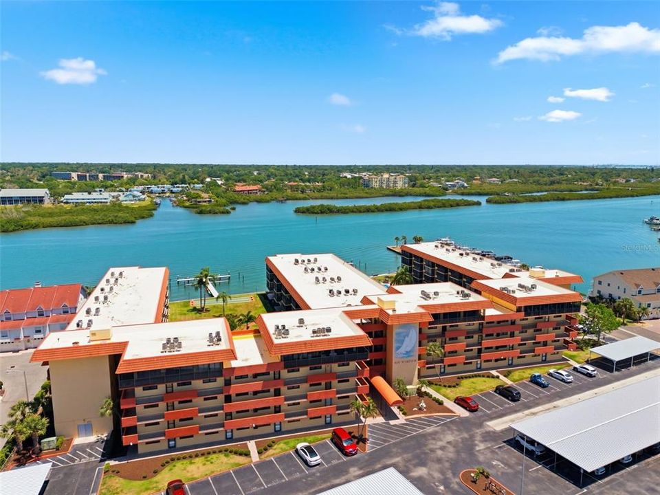 For Sale: $499,000 (2 beds, 2 baths, 985 Square Feet)