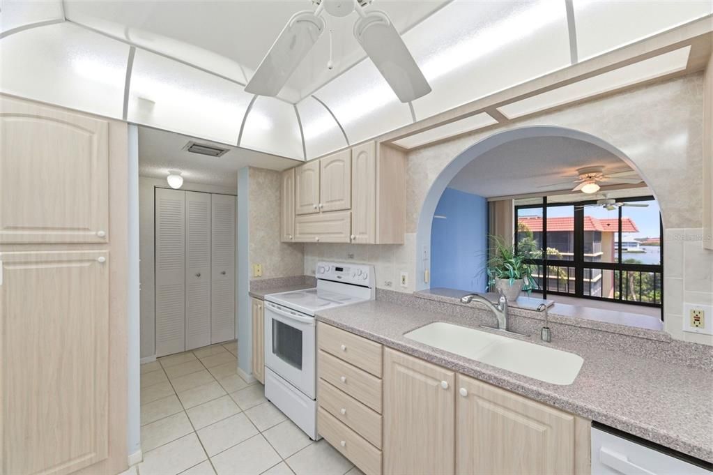 For Sale: $499,000 (2 beds, 2 baths, 985 Square Feet)