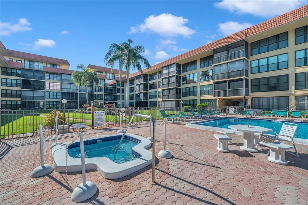 For Sale: $499,000 (2 beds, 2 baths, 985 Square Feet)