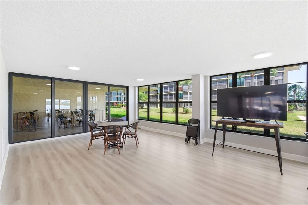 For Sale: $499,000 (2 beds, 2 baths, 985 Square Feet)