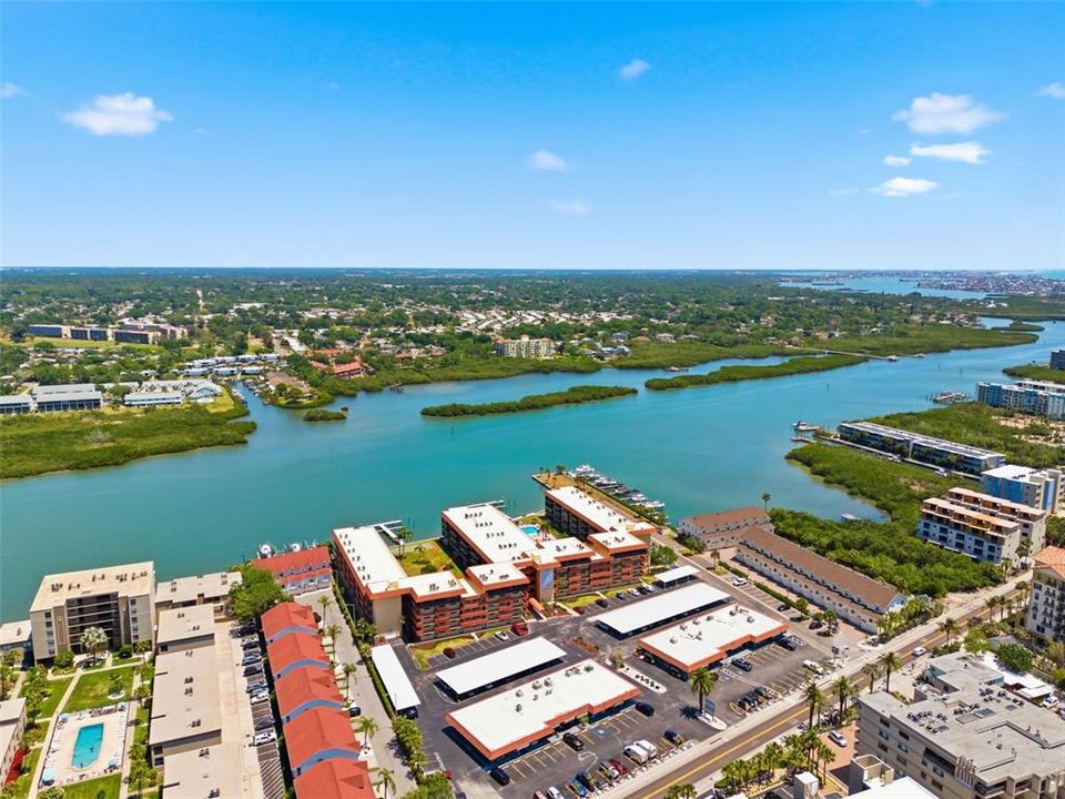 For Sale: $499,000 (2 beds, 2 baths, 985 Square Feet)