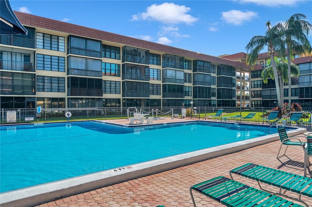 For Sale: $499,000 (2 beds, 2 baths, 985 Square Feet)
